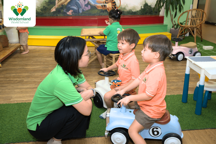 giao-vien-huong-dan-hoc-sinh-wisdomland