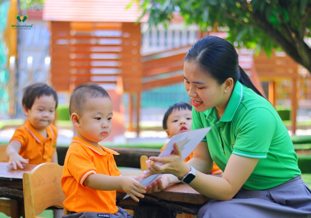 co-giao-huong-dan-tre-hoc-tai-truong-mam-non-wisdomland