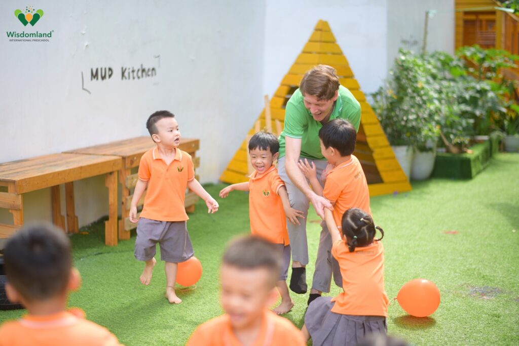 wisdomland-international-preschool-teacher-student
