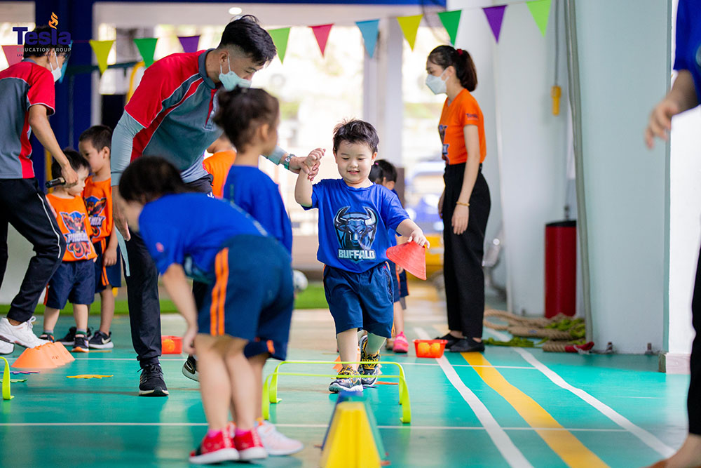 tre-hoc-van-dong-tai-mam-non-tesla